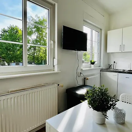 Ausgestattete Mit Garten & Parkplatz Апартаменты