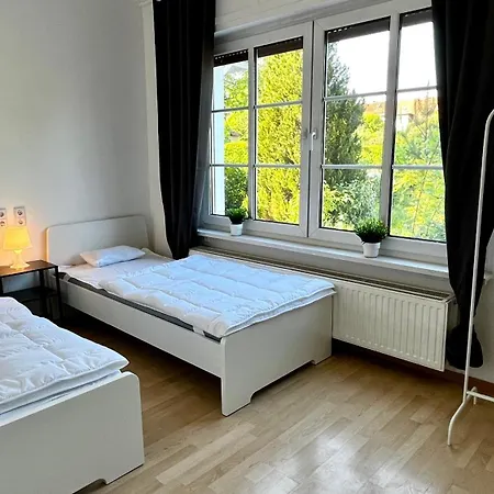 Ausgestattete Mit Garten & Parkplatz *