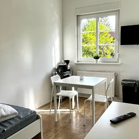 Ausgestattete Mit Garten & Parkplatz Малов