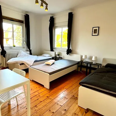 Ausgestattete Mit Garten & Parkplatz Апартаменты